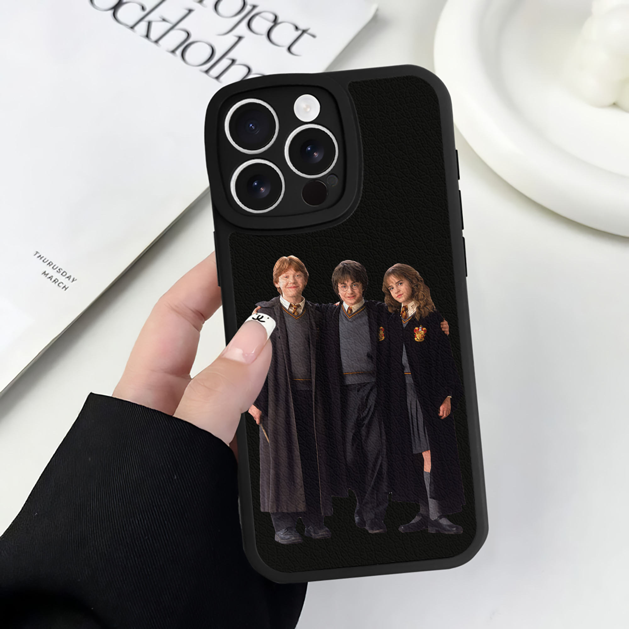 （画像用） Harry Potter ハリー・ポッターシリーズ 【iPhone 16シリーズ対応】シリコンスマホケース（レザー調） 材質：シリコン